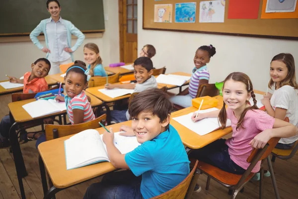 Pupille che sorridono alla telecamera durante la lezione — Foto Stock