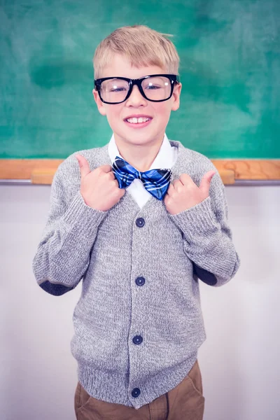 Estudiante inteligente usando pajarita y gafas — Foto de Stock