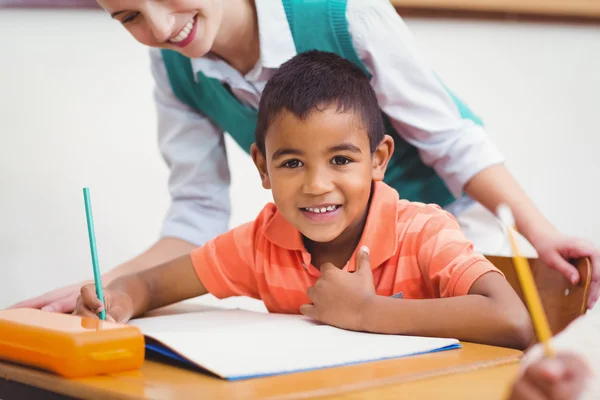 Enseignant aidant un petit garçon pendant la classe — Photo