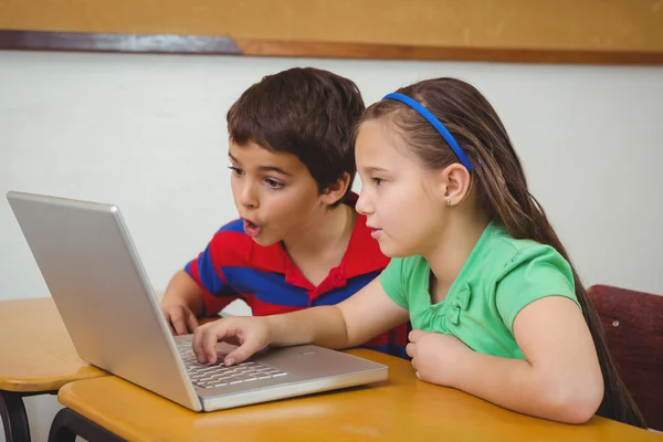 Alumnos usando un ordenador portátil en clase — Foto de Stock