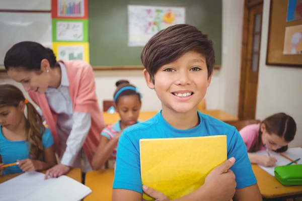 Alumno sonriendo a la cámara durante la clase — Foto de Stock