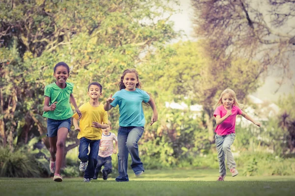 Felices compañeros de clase corriendo — Foto de Stock