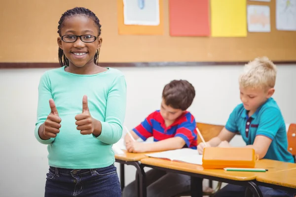 Leende student med tummen upp — Stockfoto