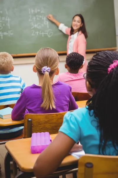 Teacher writing on the blackboard — Stock Photo, Image