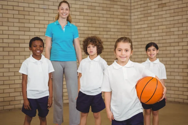 Studenten samen over om basketbal te spelen — Stockfoto