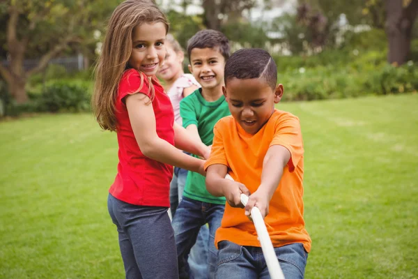 Kids pulling a large rope — Stock Photo, Image