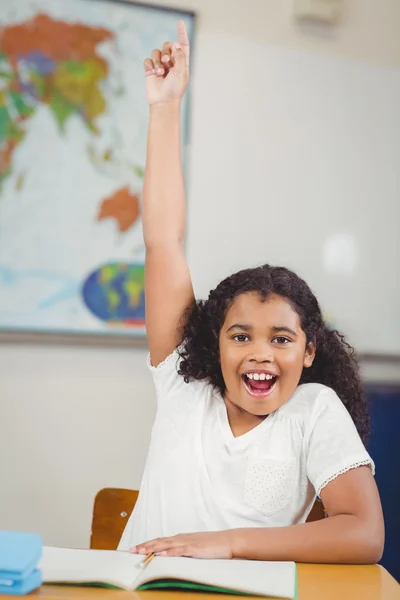 Aluna levantando a mão em uma sala de aula — Fotografia de Stock