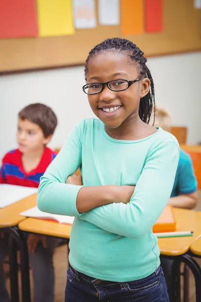 Lachende student camera kijken — Stockfoto