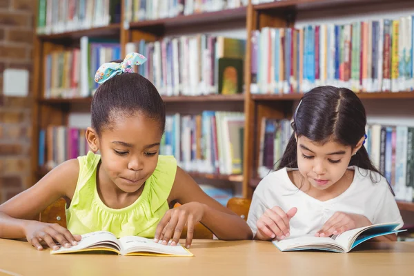 Elever läser böcker i biblioteket — Stockfoto