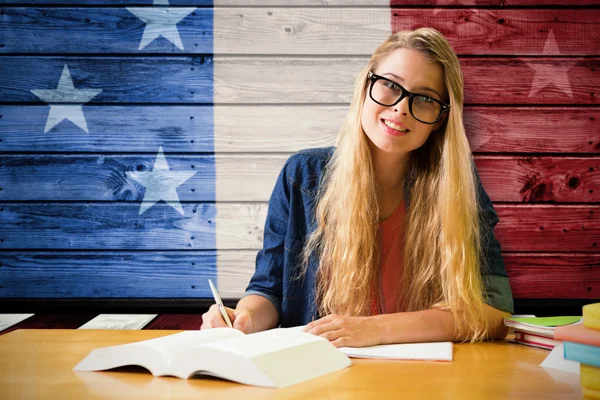 Sammansatt bild av student som studerar i biblioteket — Stockfoto