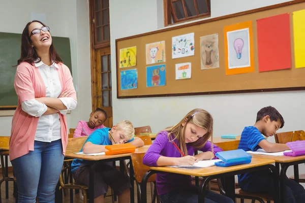 Professora ao lado de seus alunos — Fotografia de Stock