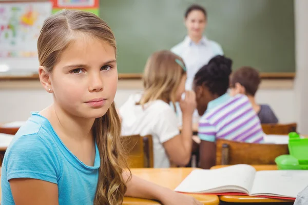 Elève fronçant les sourcils à la caméra pendant la classe — Photo