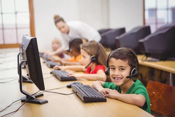 Studenten met behulp van computers in de klas — Stockfoto