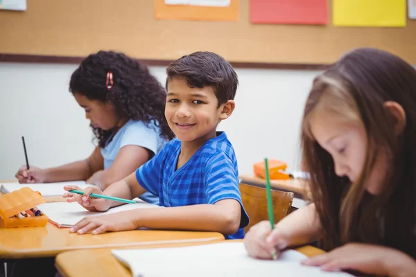 Drukke studenten die werken op het werk in klas — Stockfoto