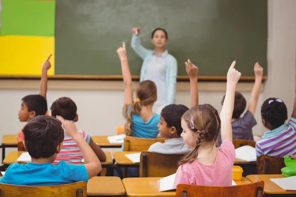 Professora fazendo uma pergunta para sua classe — Fotografia de Stock