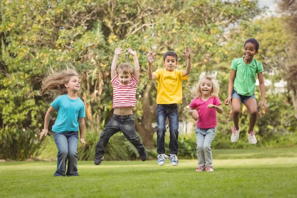 Glückliche Klassenkameraden springen in die Luft — Stockfoto