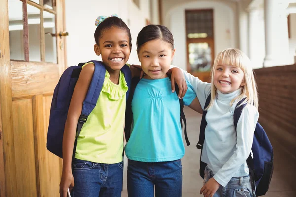 Niedliche Schüler mit Armen auf dem Flur — Stockfoto