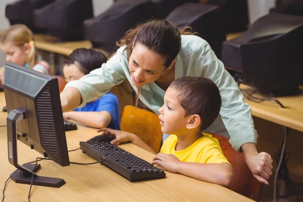 Alunos bonitos em aula de informática com professor — Fotografia de Stock