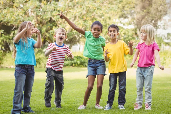 Lächelnde Mitschüler jubeln und stehen in einer Reihe — Stockfoto