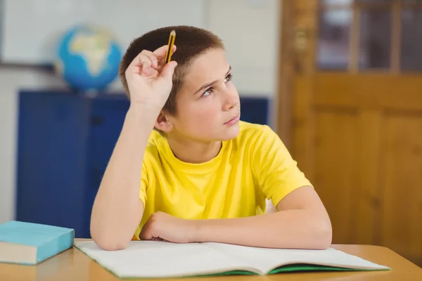 Konzentrierter Schüler am Schreibtisch — Stockfoto