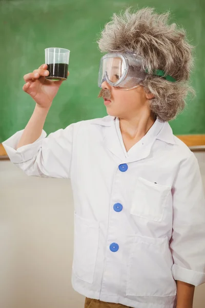 Estudante vestido de einstein segurando um copo — Fotografia de Stock