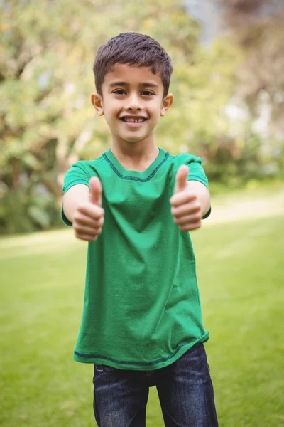 Estudiante sonriente con pulgares arriba — Foto de Stock