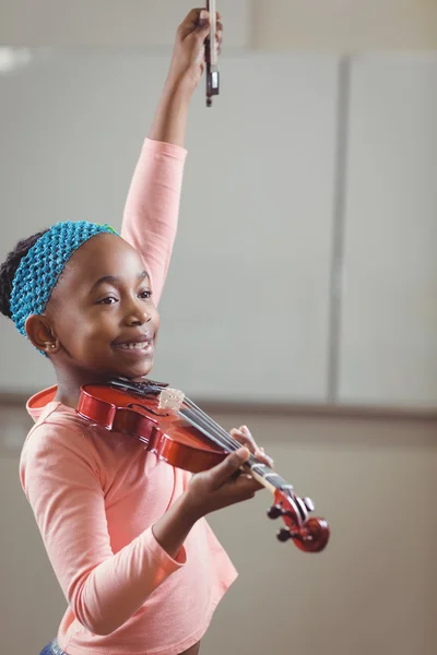 Smiling pupil playing violin in a classroom — Stock Photo, Image