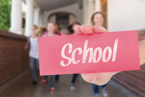 Parola scuola e mano che mostra carta — Foto Stock