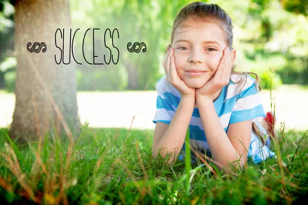 Framgång mot söta lilla flickan ler mot kameran — Stockfoto