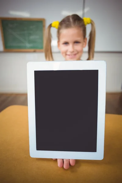 Lächelnder Schüler zeigt Tablet — Stockfoto