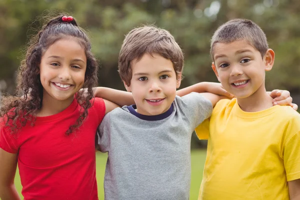 Süße Schüler lächeln draußen in die Kamera — Stockfoto