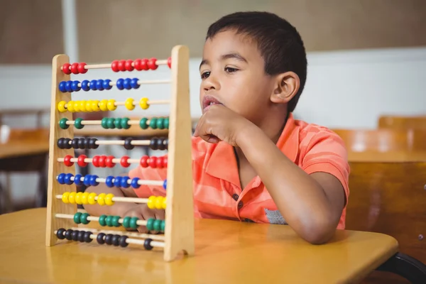 Estudiante usando un ábaco matemático — Foto de Stock