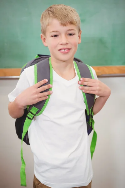 Leende student bär en skolväska — Stockfoto