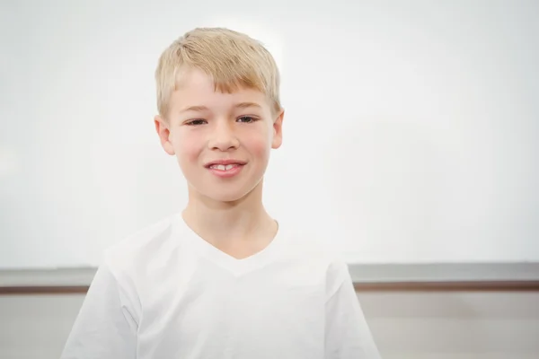 Estudante sorrindo na frente de um quadro branco — Fotografia de Stock