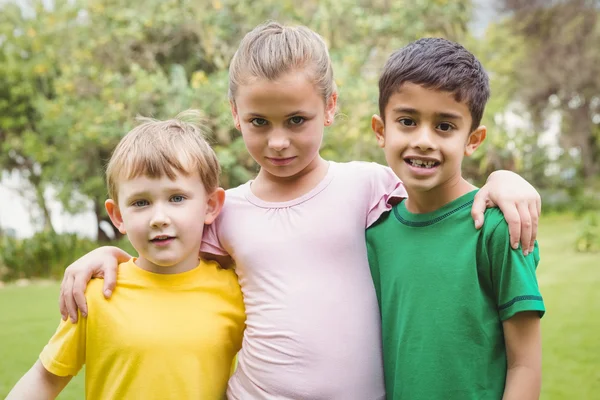 Bambini felici in piedi insieme con le braccia intorno a vicenda — Foto Stock