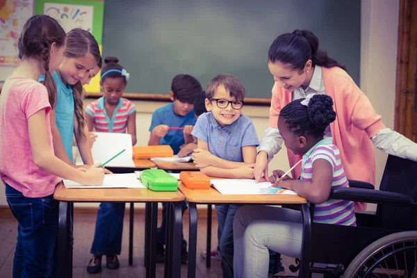 Alunos e professor trabalhando juntos na mesa — Fotografia de Stock