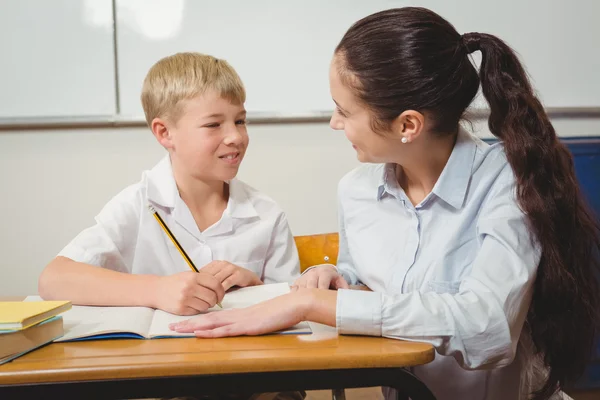 Enseignant aidant un élève en classe — Photo