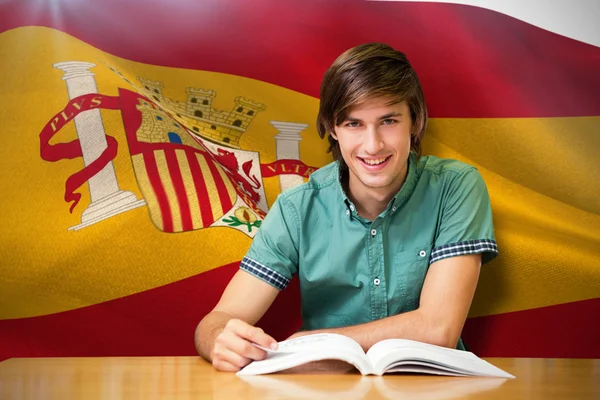 Student sitting in library reading — Stock Photo, Image