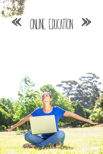 Frau benutzt Laptop im Park — Stockfoto