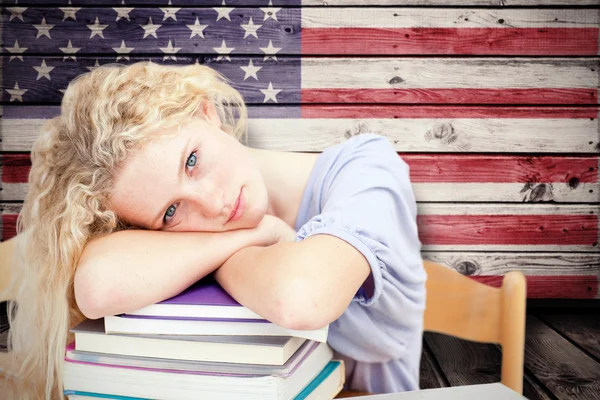 Müder Kindergärtner schläft in einer Bibliothek — Stockfoto