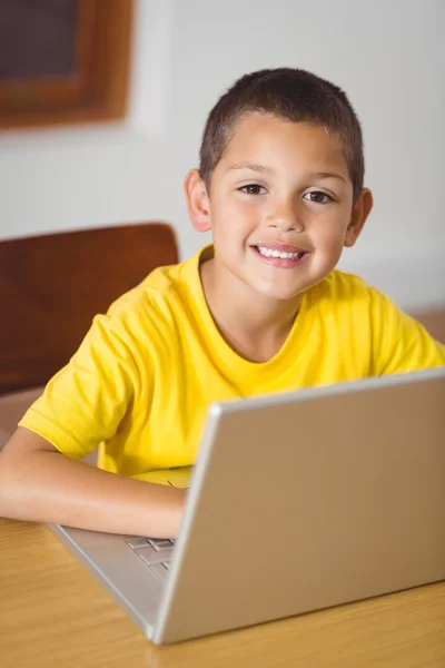 Sevimli öğrenci sınıfta dizüstü bilgisayar kullanmak — Stok fotoğraf