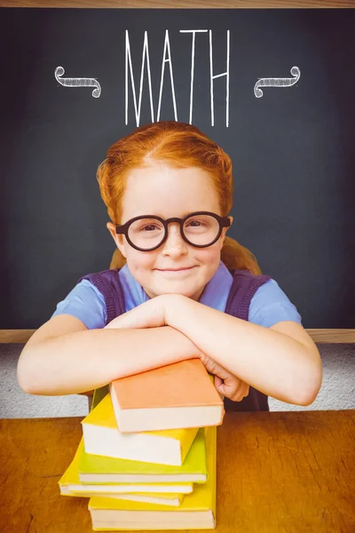 Woord wiskunde en schattig leerling aan balie — Stockfoto