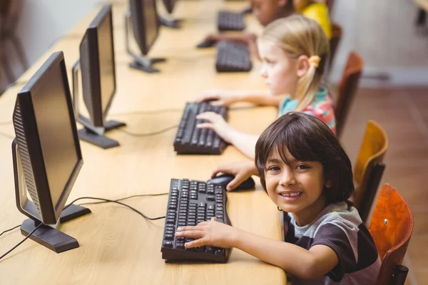 Pupilas giras em aula de informática — Fotografia de Stock