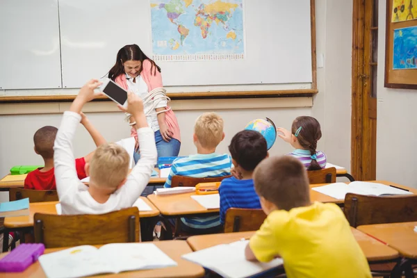 Studenten thorwing papier en vliegtuigen in de klas — Stockfoto