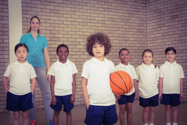 Estudantes juntos prestes a jogar basquete — Fotografia de Stock