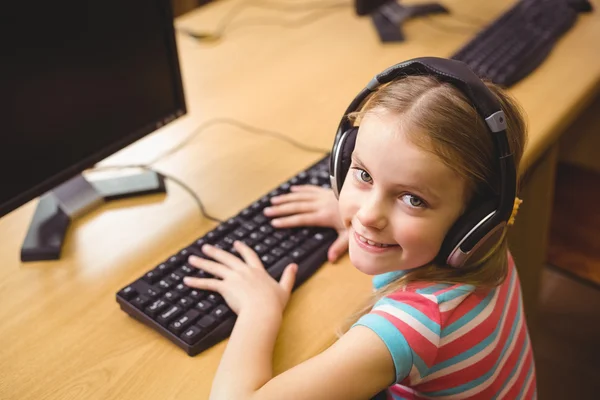 Aluno bonito na classe de computador — Fotografia de Stock