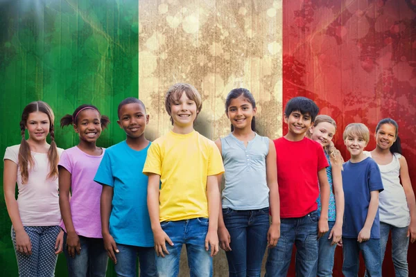 Imagem composta de amigos felizes contra a bandeira da Itália — Fotografia de Stock