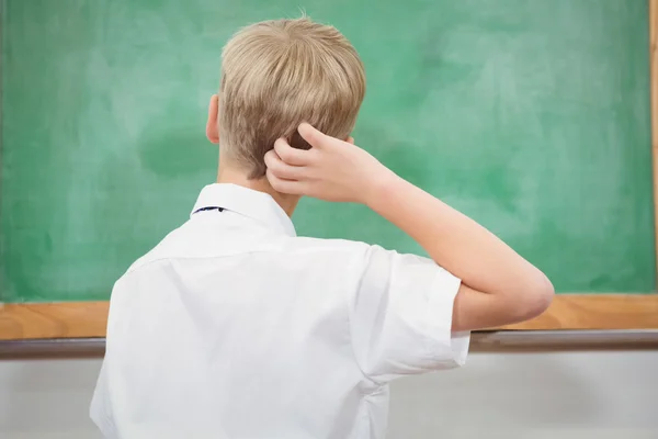 Verbaasd student op zoek op blackboard — Stockfoto