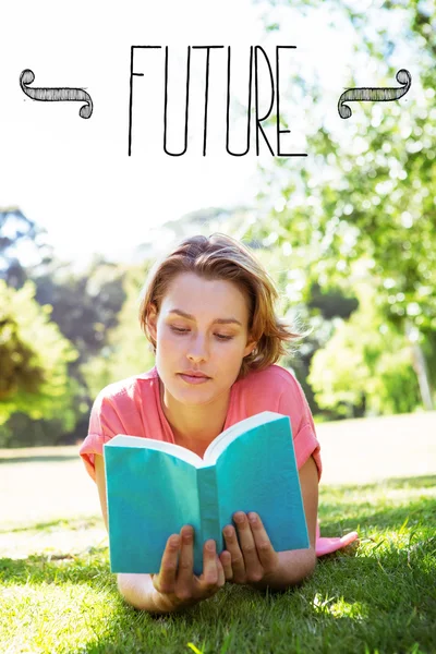 Vrouw die boek leest in het park — Stockfoto