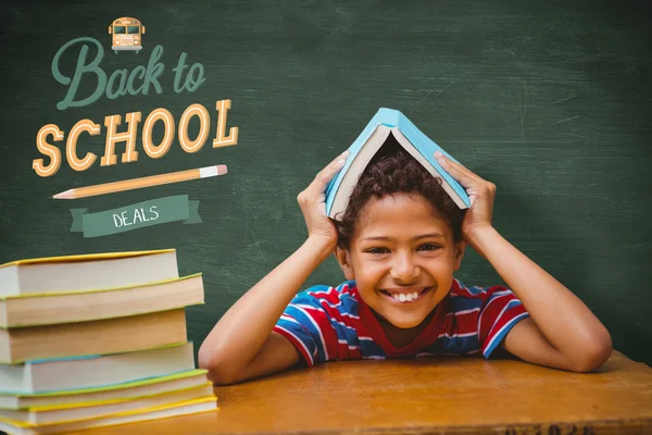 Leerling met vele boeken — Stockfoto